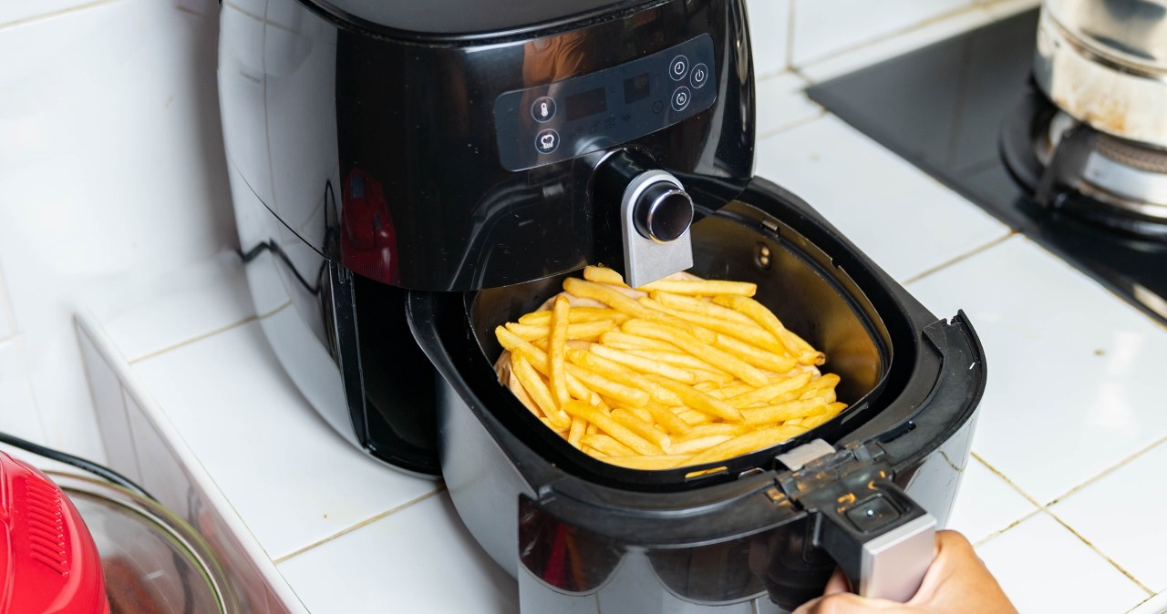 Airfryer może zastąpić piekarnik. Czy jednak zużywa mniej prądu? /123RF/Picsel, 123RF/Picsel /Pixel