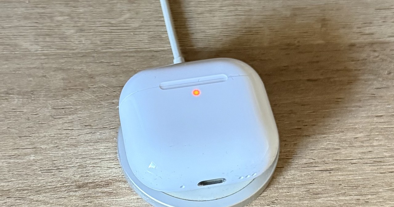 AirPods 4 i MagSafe? Można, ale etui nie ma mechanizmu magnetycznego. /Dawid Długosz /INTERIA.PL