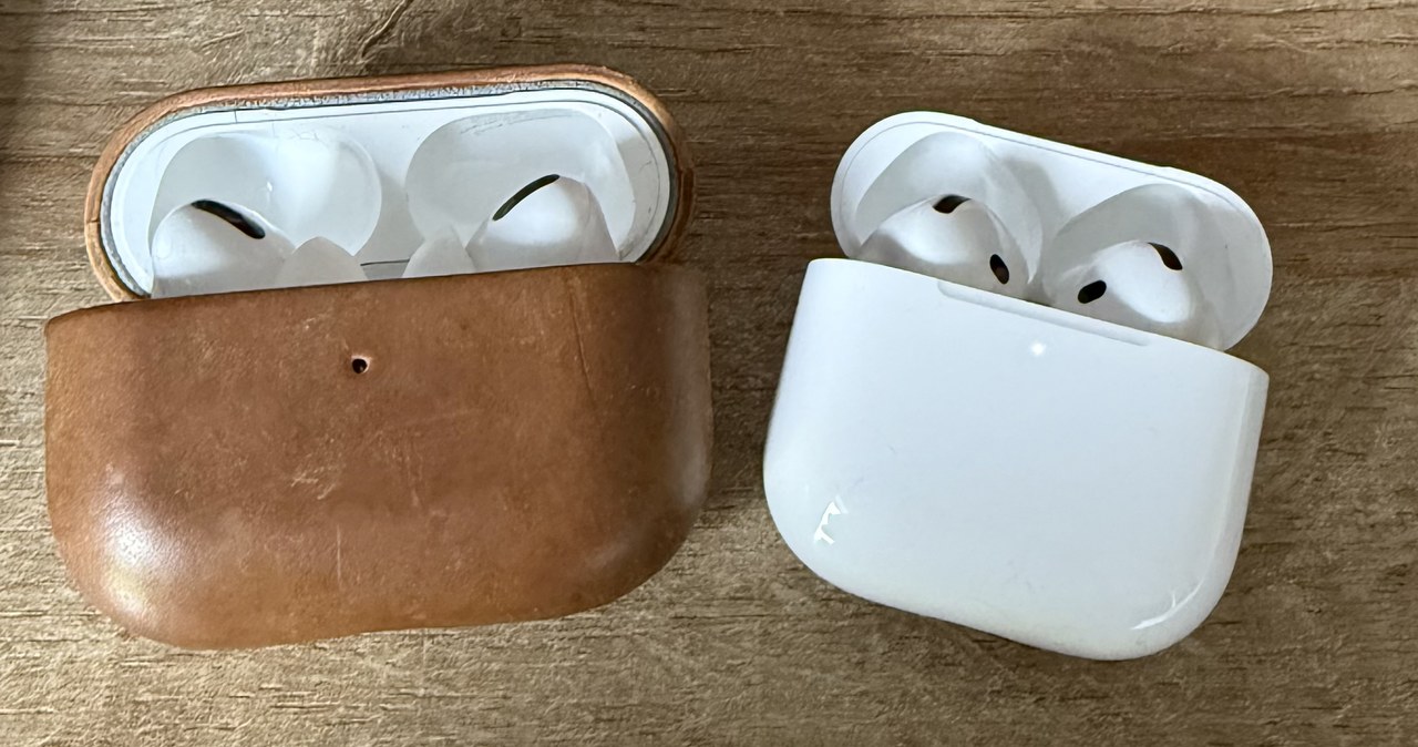 AirPods Pro (po lewej) i AirPods 4 (po prawej). Nowe słuchawki są znacznie mniejsze. /Dawid Długosz /INTERIA.PL