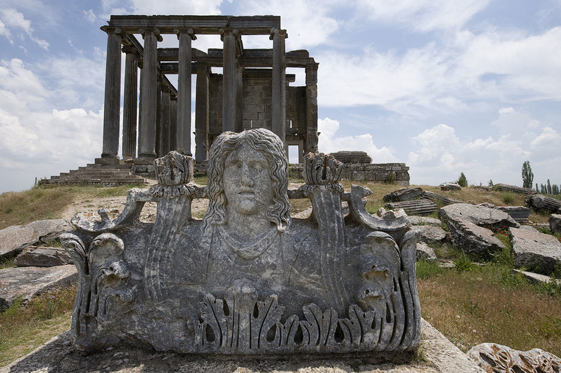 Aizonai w starożytności znalazło się pod silnym wpływem kultury greckiej podczas epoki hellenistycznej. Dlatego dziś jest miejscem licznych jej pozostałości m.in. w formie ruin potężnej świątyni Zeusa /Dosseman /Wikipedia