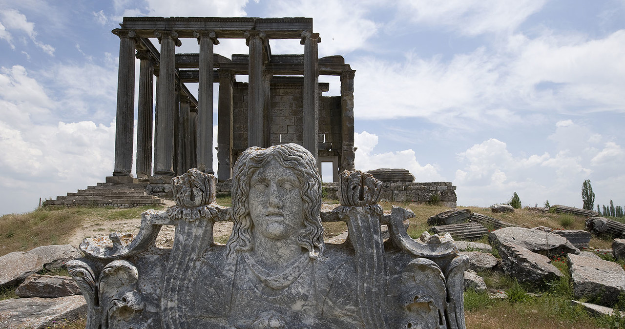 Aizonai w starożytności znalazło się pod silnym wpływem kultury greckiej podczas epoki hellenistycznej. Dlatego dziś jest miejscem licznych jej pozostałości m.in. w formie ruin potężnej świątyni Zeusa /Dosseman /Wikipedia