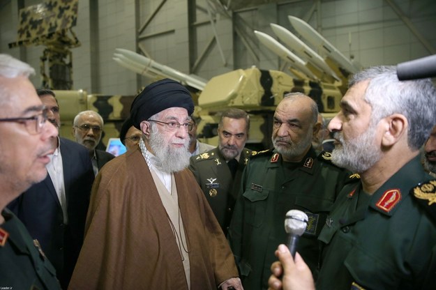 Ajatollah Ali Chamenei (w środku) /IRANIAN SUPREME LEADER'S OFFICE / HANDOUT /PAP/EPA