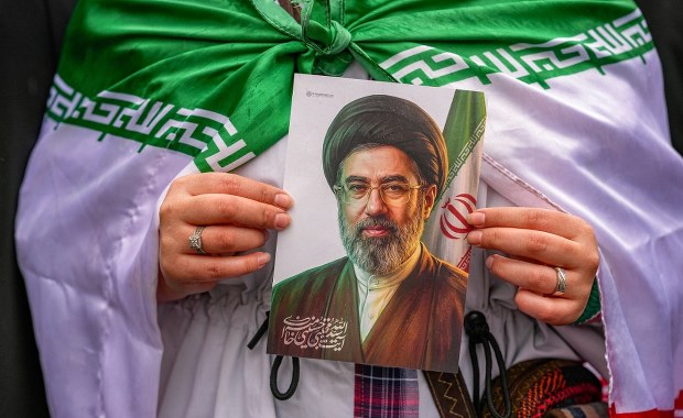 Ajatollah Chamenei nie chciał, by jego syn rządził Iranem. "Nie jest zbyt bystry"