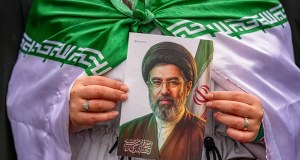 Ajatollah Chamenei nie chciał, by jego syn rządził Iranem. "Nie jest zbyt bystry"