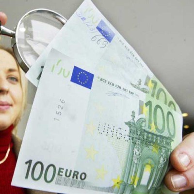Ajentka przelała z kont bogatych klientów na rachunki tych biedniejszych aż 7,5 miliona euro /AFP