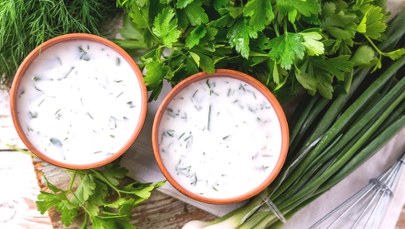 Ajran – idealny napój na upalne dni! Odkryj jego orzeźwiające właściwości