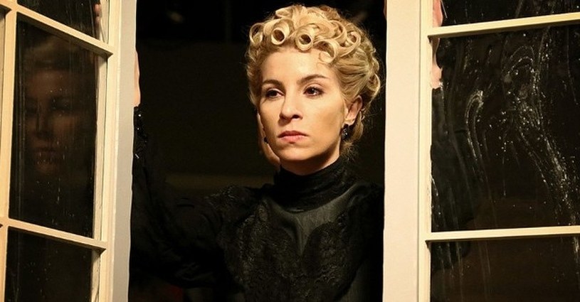 "Akacjowa 38": Teresa niszczy Cayetanę. Wielki dramat w kamienicy