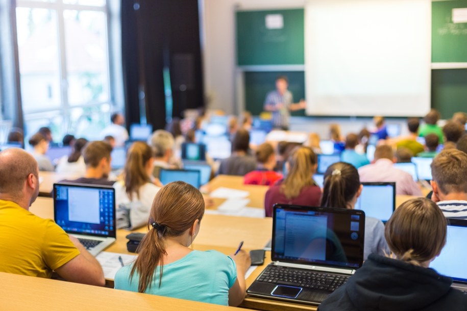 Akademia Kaliska - jak powiedział jej rektor - gwarantuje zatrudnienie wszystkim pracownikom Wydziału Pedagogiczno-Artystycznego na porównywalnych lub lepszych warunkach. /Shutterstock