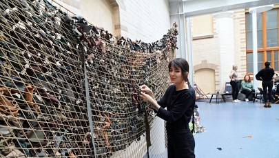 Akademia Sztuki poszukuje materiałów do wyplatania siatek maskujących dla Ukrainy