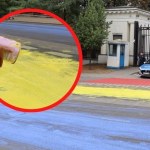 Akcja aktywistów przed ambasadą Rosji. Rozlali farbę w barwach Ukrainy