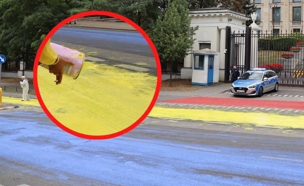 Akcja aktywistów przed ambasadą Rosji. Rozlali farbę w barwach Ukrainy