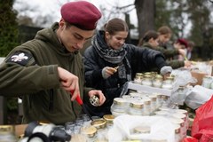 Akcja "Światełko pamięci" na wileńskich cmentarzach