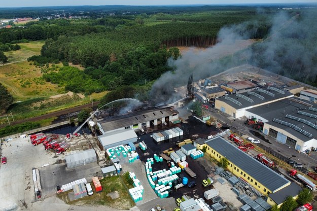 Akcja dogaszania pożaru hali w zielonogórskim Przylepie /Lech Muszyński /PAP
