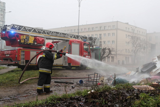 Akcja dogaszania pożaru mieszkania przy ul. Drewnowskiej w Łodzi /Roman Zawistowski /PAP