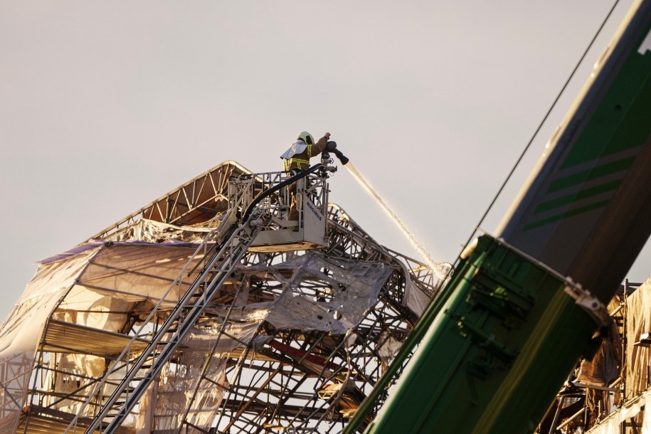 Akcja dogaszania pożaru /LISELOTTE SABROE    /PAP/EPA