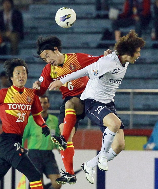 Akcja dwóch Brazylijczyków była ozdobą koreańsko-japońskiego meczu azjatyckiej Ligi Mistrzów /INTERIA.PL/AFP