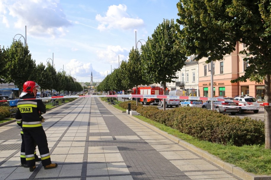 Akcja ewakuacyjna spowodowana zagrożeniem wybuchem gazu w jednej z kamienic przy Alejach w Częstochowie /Waldemar Deska /PAP