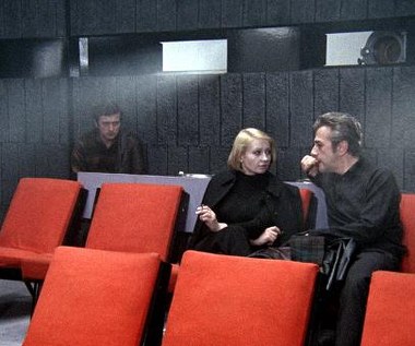 Akcja filmu została skonstruowana wokół motywu poszukiwań zaginionego bez wieści aktora, który nie zjawił się na planie. W trakcie tych poszukiwań do szukających dociera wiadomość, że aktor zginał, wyskakując z pędzącego pociągu. Reżyser zastanawia się, co zrobić z nieskończonym filmem... Na zdjęciu: Elżbieta Czyżewska i Andrzej Łapicki w filmie "Wszystko na sprzedaż".