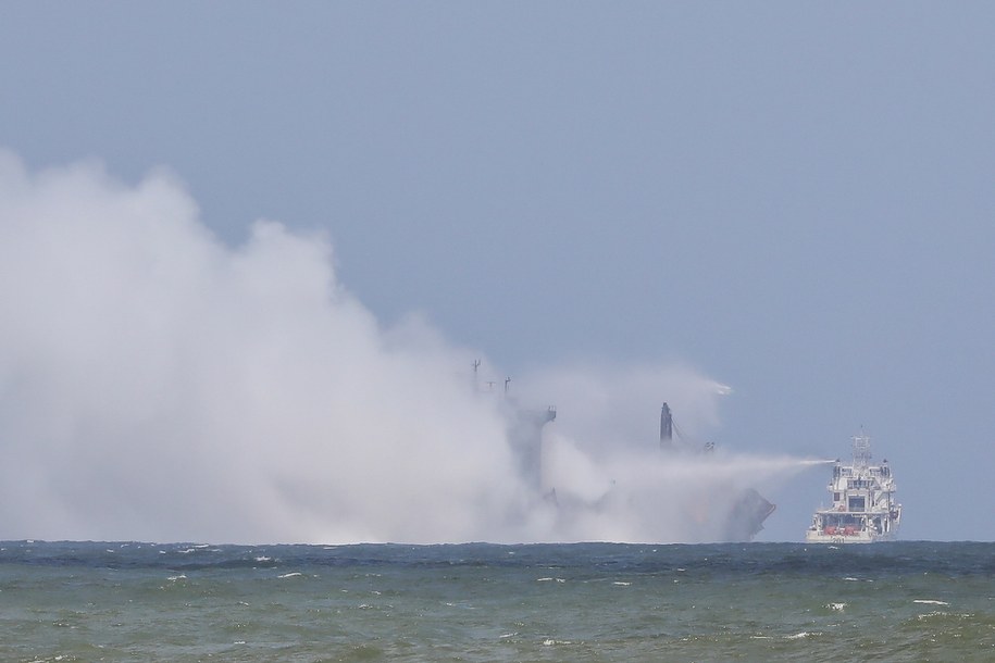 Akcja gaśnicza na miejscu /CHAMILA KARUNARATHNE /PAP/EPA