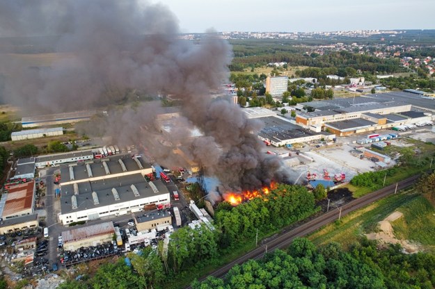 Akcja gaszenia pożaru hali, w której składowane były substancje niebezpieczne w zielonogórskim Przylepie - 22 lipca 2023 r. / 	Lech Muszyński    /PAP