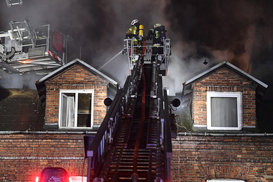 Akcja gaszenia pożaru kamienicy przy ulicy Kresowej na warszawskim Gocławku /Piotr Nowak /PAP