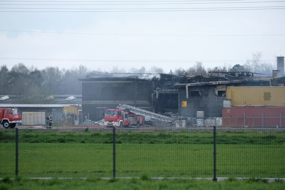 Akcja gaszenia pożaru odbywała się w trudnych warunkach /Andrzej Grygiel /PAP