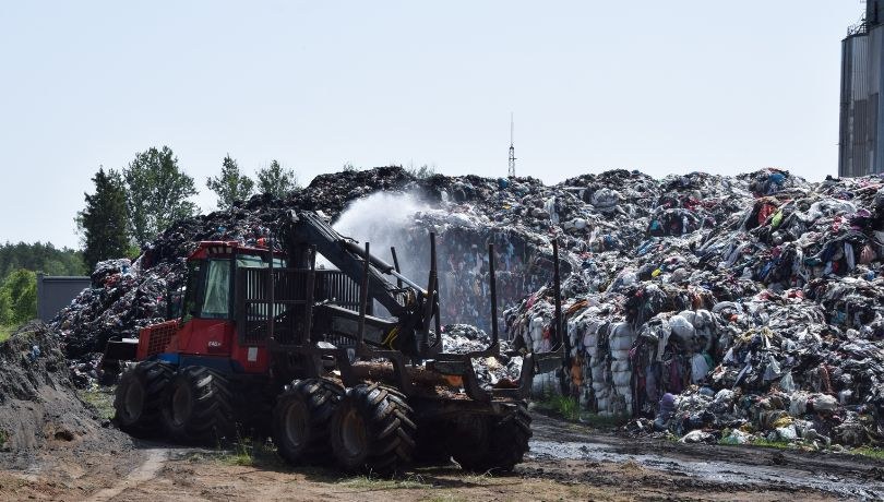 Akcja gaszenia pożaru pryzmy tekstyliów na składowisku w Kamieńcu w 2022 roku /Jan Dzban /PAP