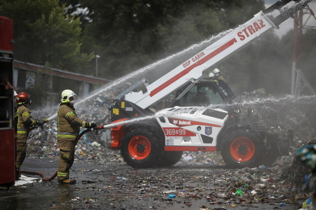 Akcja gaszenia pożaru składowiska odpadów /Szymon Łabiński /PAP