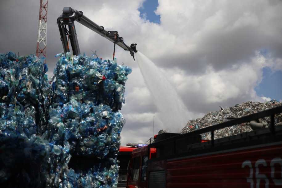 Akcja gaszenia pożaru składowiska odpadów /Szymon Łabiński /PAP