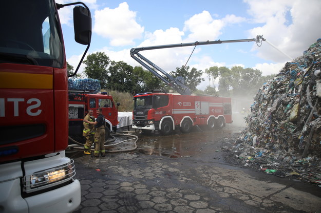 Akcja gaszenia pożaru składowiska odpadów /Szymon Łabiński /PAP