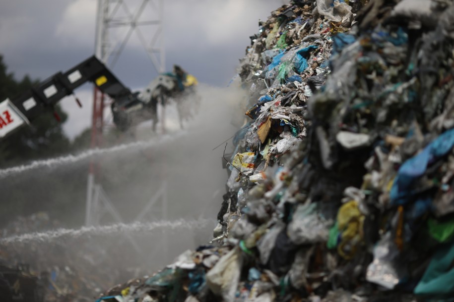 Akcja gaszenia pożaru składowiska odpadów /Szymon Łabiński /PAP
