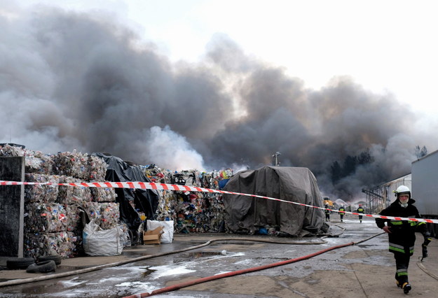 Akcja gaszenia pożaru składowiska opon i tworzyw sztucznych w Żorach trwała jeszcze w czwartek / 	Andrzej Grygiel    /PAP