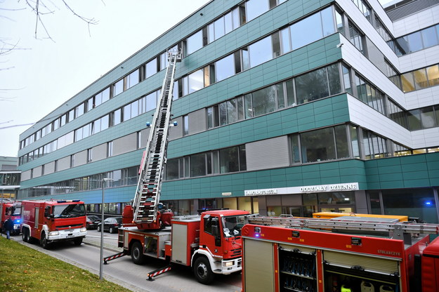 Akcja gaszenia pożaru w Centrum Medycyny Nieinwazyjnej Uniwersyteckiego Centrum Klinicznego w Gdańsku /Adam Warżawa /PAP