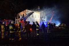 Akcja gaszenia pożaru zabytkowego pałacyku w Dębem Małym