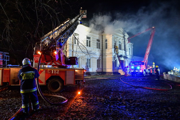 Akcja gaszenia pożaru zabytkowego pałacyku w Dębem Małym /Przemysław Piątkowski /PAP