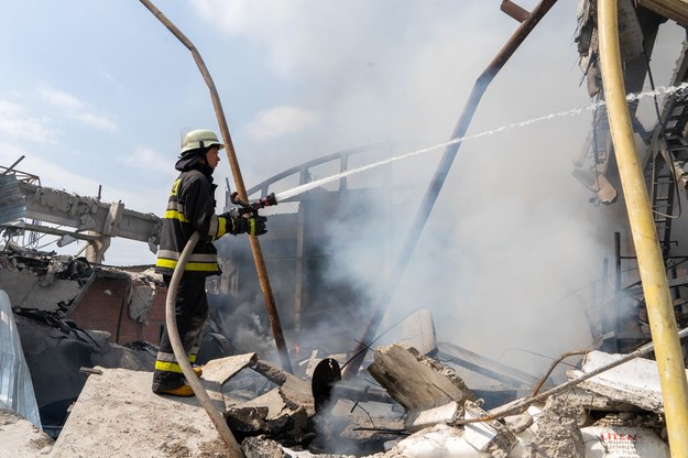 Akcja gaszenia spowodowanego rosyjskim ostrzałem pożaru jednego z zakładów przemysłowych w Charkowie /Mykola Kalyeniak /PAP