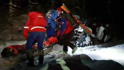 Akcja GOPR w Górach Stołowych. Turysta kilka godzin leżał w śniegu