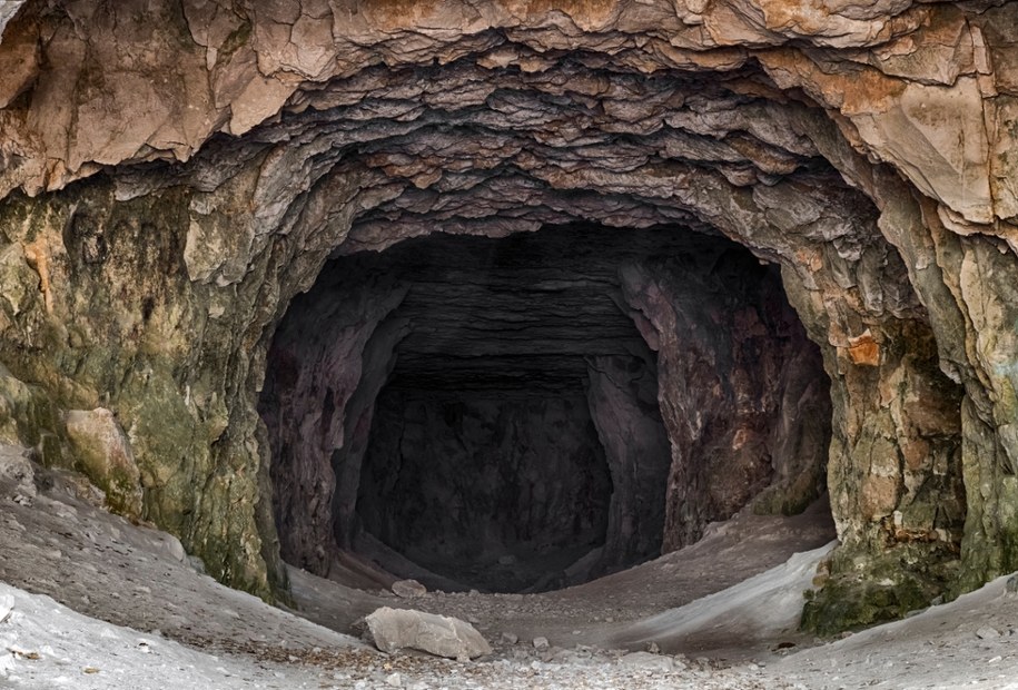 Grotołaz zsunął się do wąskiej szczeliny. Akcja goprowców w jaskini