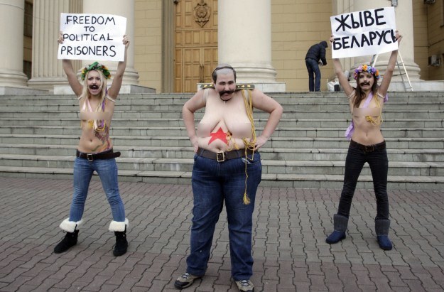 Akcja "KGBaćka" przeprowadzona przez Femen przeciwko polityce Aleksandra Łukaszenki /PAP/EPA