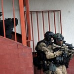 Akcja kontrterrorystów w Chrzanowie. 47-latek poranił sąsiadkę i groził wysadzeniem bloku