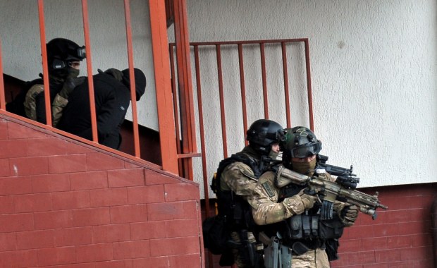 Akcja kontrterrorystów w Chrzanowie. 47-latek poranił sąsiadkę i groził wysadzeniem bloku