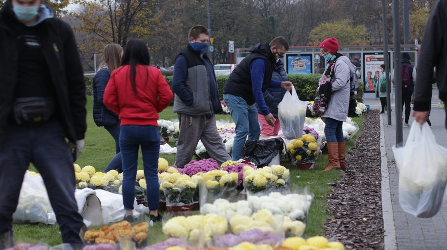 Akcja #kup pan chryzantemę pod centrum handlowym w Warszawie /Jakub Rutka /RMF FM