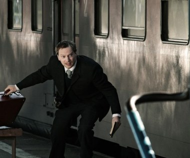 Akcja "Mistyfikacji" rozpoczyna się, kiedy wydalony z uczelni tuż przed obroną pracy magisterskiej Łazowski (w tej roli Maciej Stuhr), wpada na sensacyjny trop.