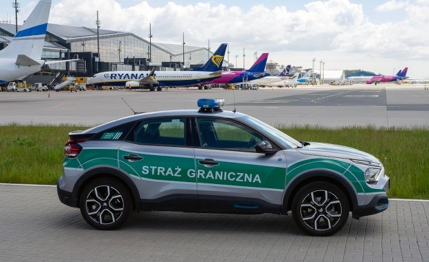 Akcja na lotnisku w Gdańsku. W samolocie pił własny alkohol i zapalił papierosa