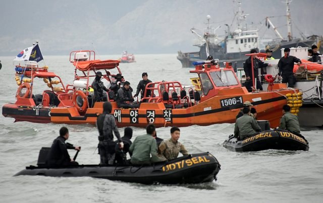 Akcja na morzu w pobliżu miejsca, gdzie zatonął prom /KIMIMASA MAYAMA /PAP/EPA