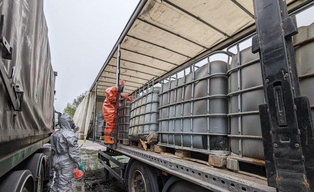 Akcja na stacji benzynowej. Wyciek drażniącej substancji