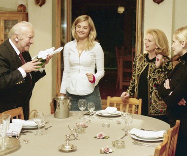 Akcja nostalgicznej komedii "Po sezonie" rozgrywa się w małym pensjonacie na Pojezierzu Mazurskim. Przebywają tam trzy kobiety - właścicielka Rita (Ewa Wiśniewska), młoda pracownica Dasia (Małgorzata Socha) oraz jedyny gość, 30-letnia Emilia (Magdalena Cielecka).

Pewnego dnia do pensjonatu przyjeżdża 80-letni Leon (w tej roli Leon Niemczyk). Między nim a każdą z kobiet rodzi się pełna odmiennego napięcia relacja.