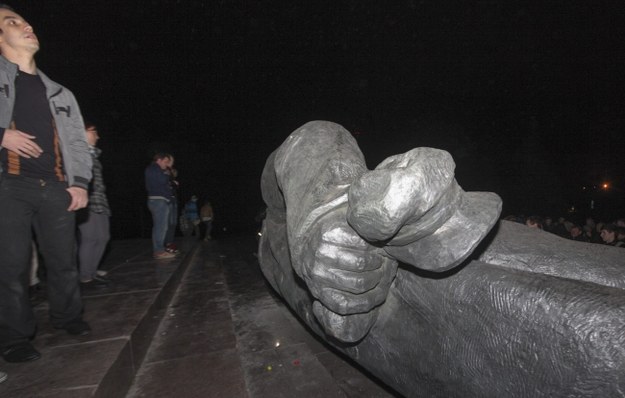 Akcja obalania pomnika trwała ok. 4 godzin /SERGEI KOZLOV /PAP/EPA