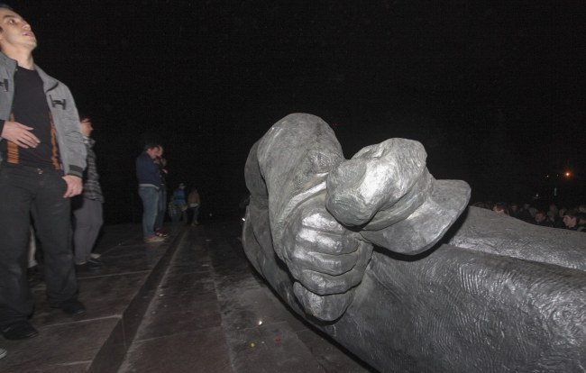 Akcja obalania pomnika trwała ok. 4 godzin /SERGEI KOZLOV /PAP/EPA