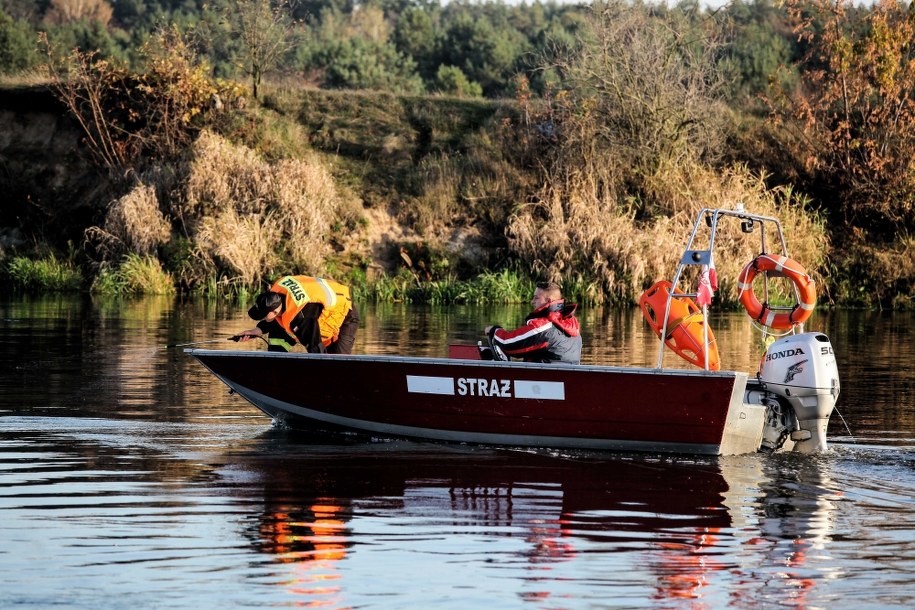 Akcja oczyszczania rzeki po wycieku oleju z elektrowni w Ostrołęce /Mateusz Marek /PAP